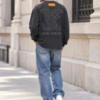 Louis Vuitton შავი გრძელმკლავიანი ზედა Louis Vuitton შავი გრძელმკლავიანი ზედა