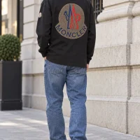 შავი Moncler გრძელმკლავიანი ზედა შავი Moncler გრძელმკლავიანი ზედა